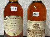 deux bouteilles de vin posées l'une à côté de l'autre sur un comptoir