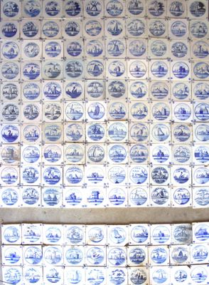 de nombreux carreaux bleus et blancs sur le mur d'un immeuble