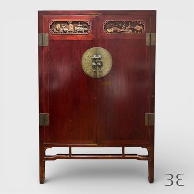 une armoire rouge munie d'une porte et d'une horloge