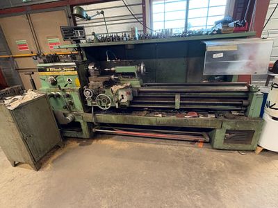 une photo d'une machine dans un atelier où se trouvent de nombreux outils