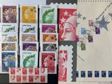 tout un tas de timbres différents, tous rassemblés sur la table