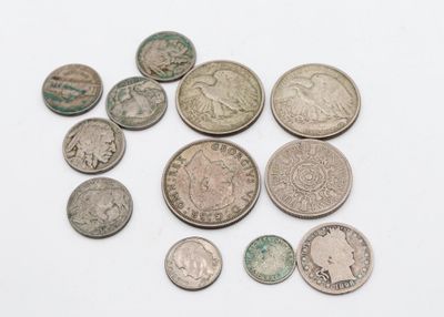 quelques vieilles pièces de monnaie sont posées sur une surface blanche, sur fond blanc