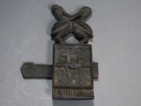 un objet métallique surmonté de deux oiseaux