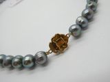 une photo en gros plan d'un collier posé sur une table
