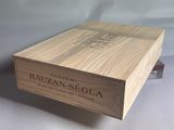 une boîte en bois sur laquelle est apposée une étiquette de vin
