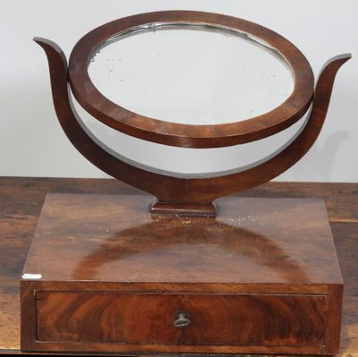 une table en bois sur laquelle se trouve un miroir