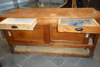 une table en bois surmontée de deux tiroirs