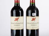 deux bouteilles de vin rouge posées l'une à côté de l'autre sur une table