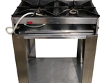 une cuisinière en acier inoxydable équipée de deux feux