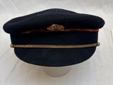 un chapeau noir orné d'un ruban rouge