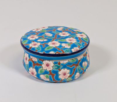 une image représentant une boîte bleue et blanche ornée de fleurs