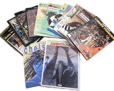 un grand nombre de livres posés sur une table