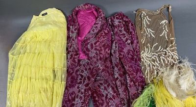 Plusieurs écharpes de différentes couleurs sont alignées sur une surface grise
