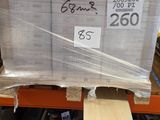 toutes ces boîtes qui se trouvent sur les rayons du magasin