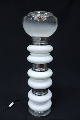 une lampe blanche posée sur une table
