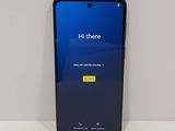 gros plan d'un téléphone portable sur une surface blanche