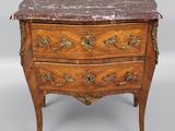 une commode ancienne avec un plateau en marbre