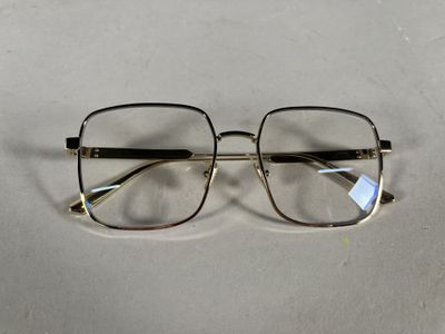 une paire de lunettes posée sur une surface blanche