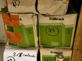 une pile de cartons sur laquelle est posée une pancarte