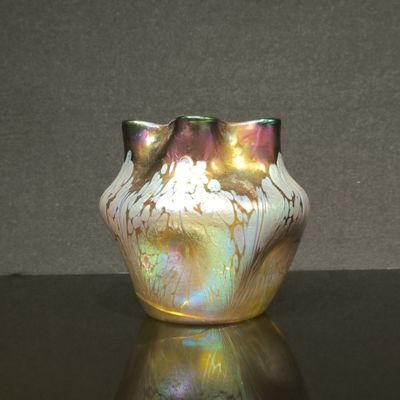 un vase en verre posé sur une table