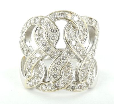 gros plan d'une bague en diamant sur fond blanc