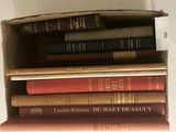 une boîte remplie de livres posée sur une table