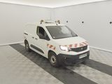 une camionnette blanche garée dans un garage
