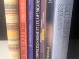 plusieurs livres sont alignés sur une étagère