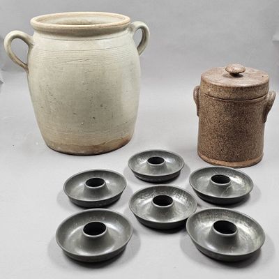 de nombreux types de vases et de bols sur la table