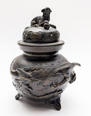 CHINE, Début XXe siècle. BRÛLE-PARFUM tripode en bronze pati…