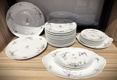 beaucoup d'assiettes et de bols sur la table