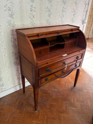 Bureau à cylindre en bois teinté reposant sur quatre pieds e…