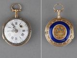 deux vues différentes d'une montre de poche dorée et bleue à chiffres romains