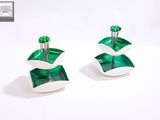 une paire de boucles d'oreilles vertes et blanches sur fond blanc