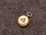 une image représentant un cadenas doré orné d'une patte de chien