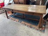 une table en bois surmontée d'un tiroir