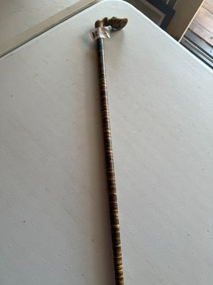 un bâton en bois muni d'un manche