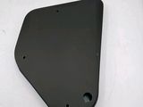 un gros plan d'une assiette noire posée sur une surface blanche