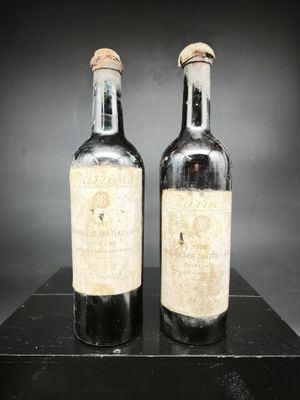 deux bouteilles de vin posées sur une table noire