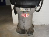 l'image d'une machine installée dans un garage
