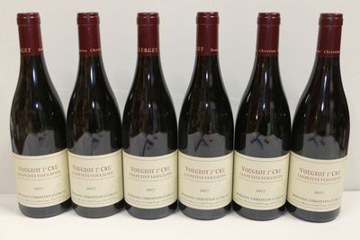 six bouteilles de vin sont alignées sur une table