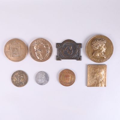 un grand nombre de pièces qui se trouvent sur une surface blanche