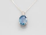 un pendentif en topaze bleue, quartz et diamants, monté sur une chaîne en argent
