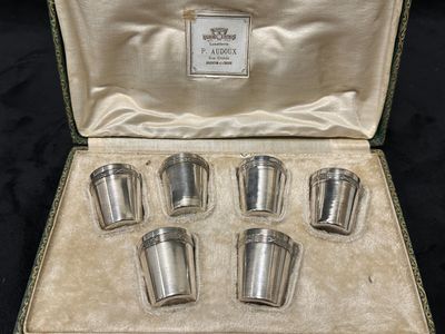 six coupes en argent présentées dans un coffret sur fond noir