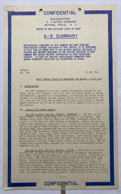 un vieux document bordé d'une bordure bleue, posé sur une table