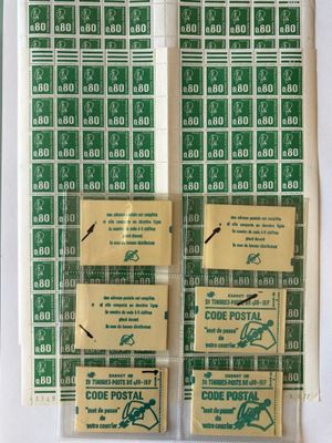 plusieurs feuilles de papier vertes et blanches empilées les unes sur les autres