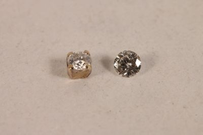 Deux diamants sur papier taille brillant d'env. 0,08ct chacun, un mont