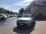 une voiture garée devant un immeuble, sur un parking