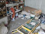 une photo d'un garage avec une échelle au milieu