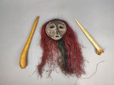 une photo représentant un masque et un couteau posés sur une table